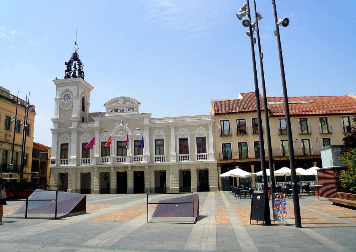 Plaza Mayor de Guadalajara, con el Ayuntamiento al fondo